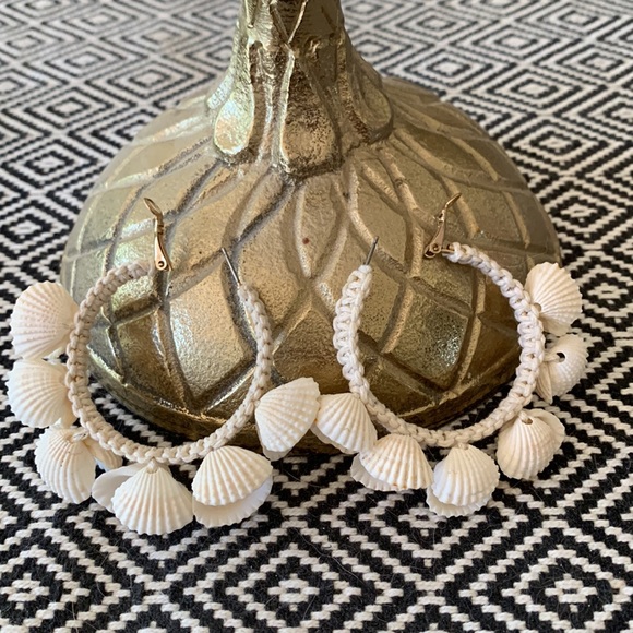 Shell hoop earrings - Picture 2 of 4